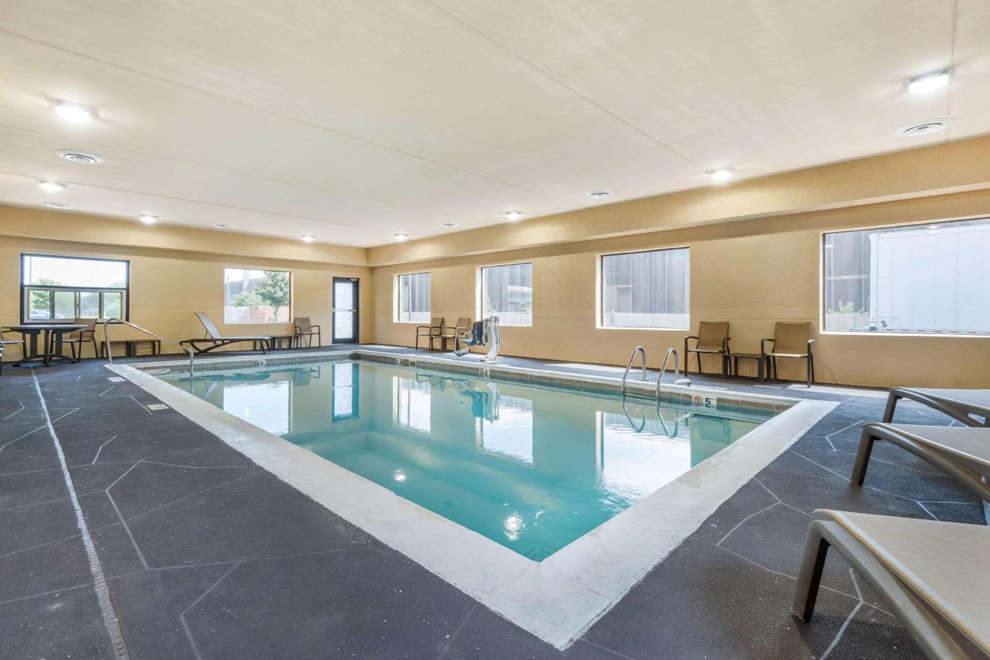 Comfort Suites Louisville Airport מראה חיצוני תמונה